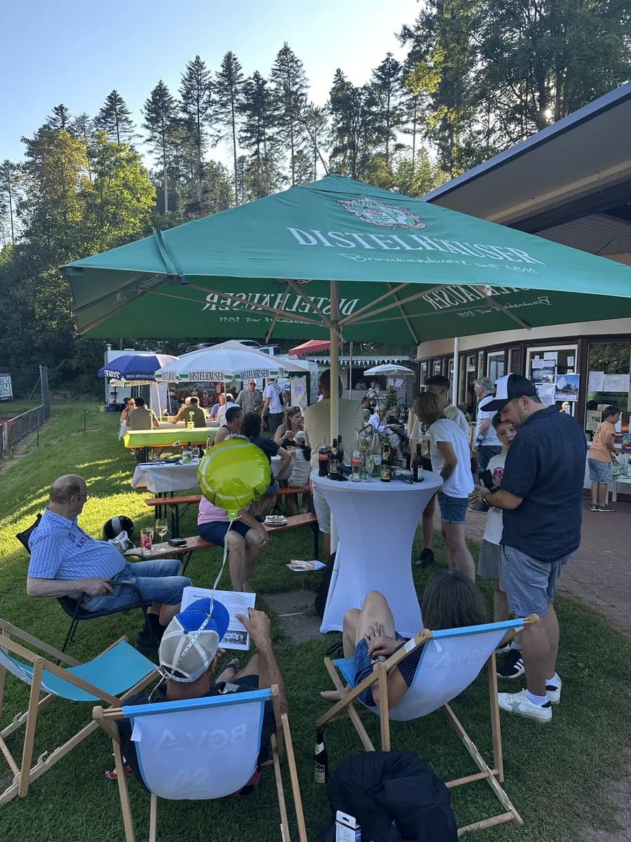 Geselliges Clubleben am Tennisplatz