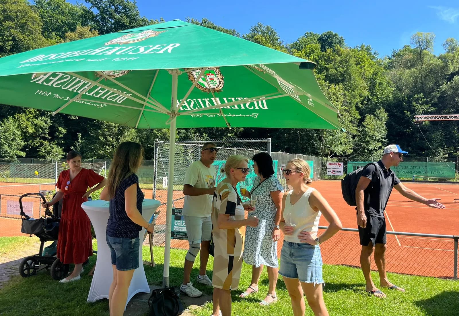 Gesellige Runde am Tennisplatz des TC Gruen-Weiss Buchen