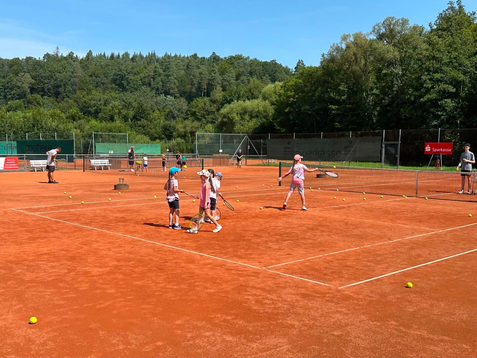 Jugendtraining auf den Sandplaetzen des TC Gruen-Weiss Buchen